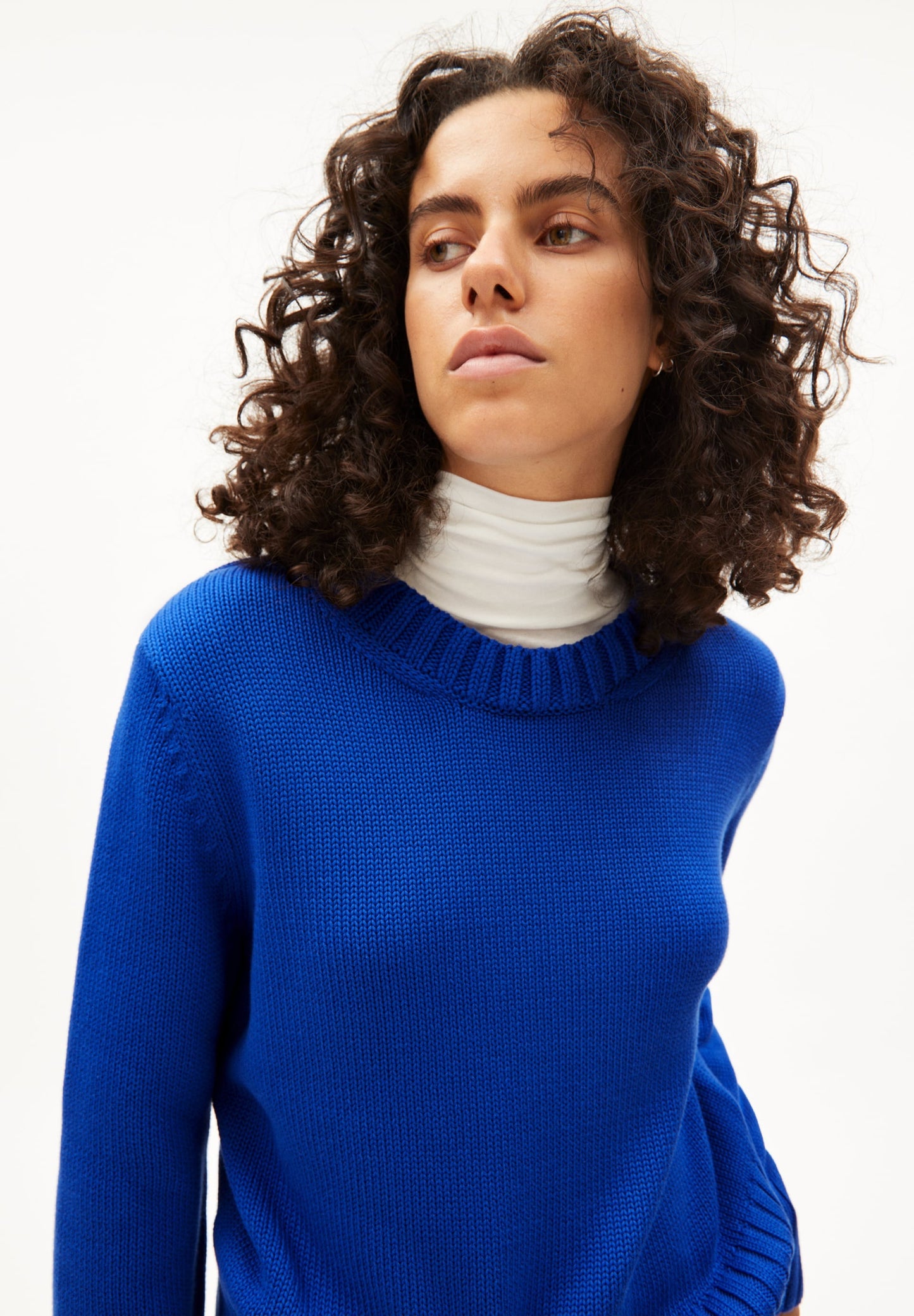 Pull ample bleu klein tricoté en coton bio - amaliaa compact dynamo blue