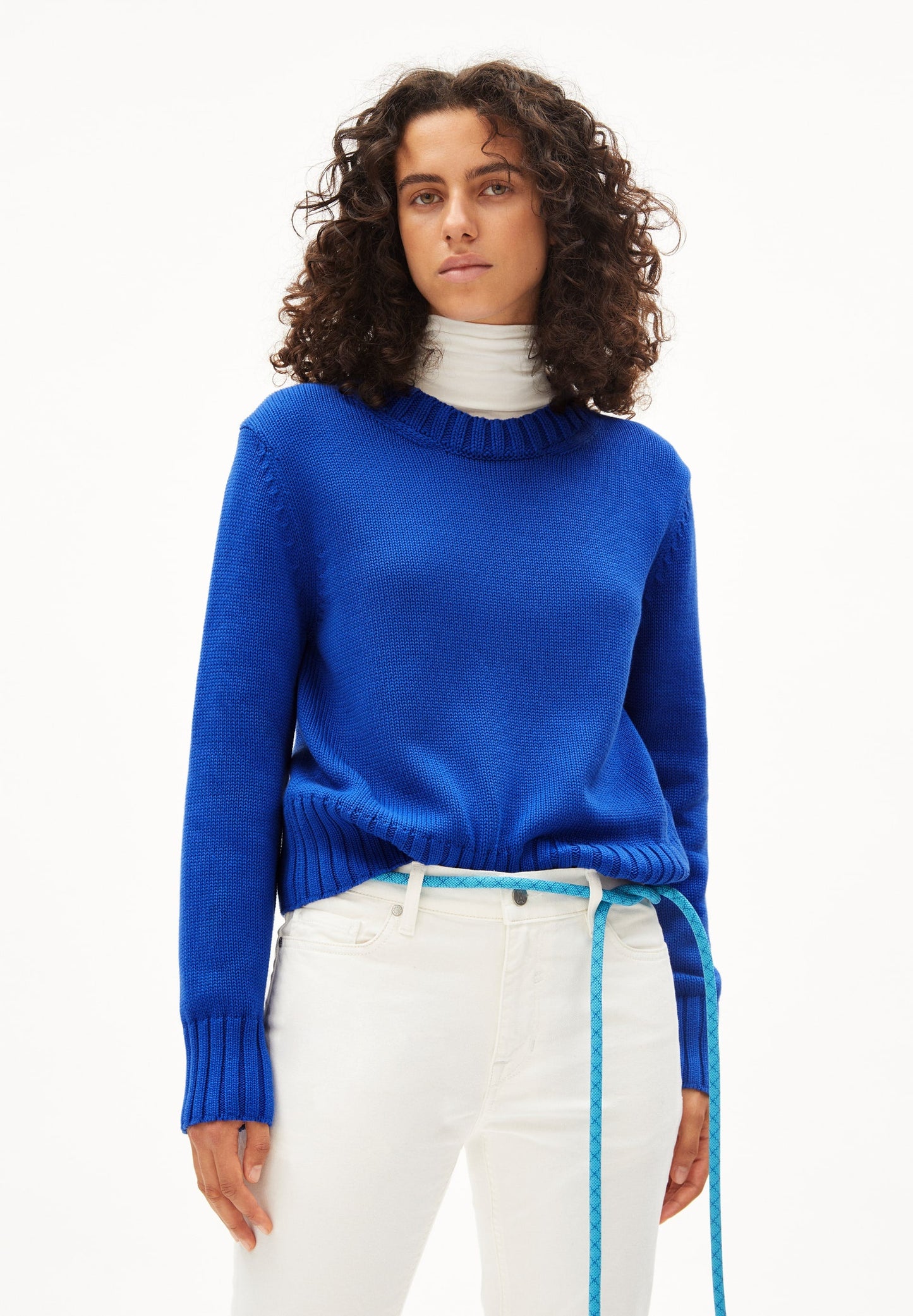 Pull ample bleu klein tricoté en coton bio - amaliaa compact dynamo blue