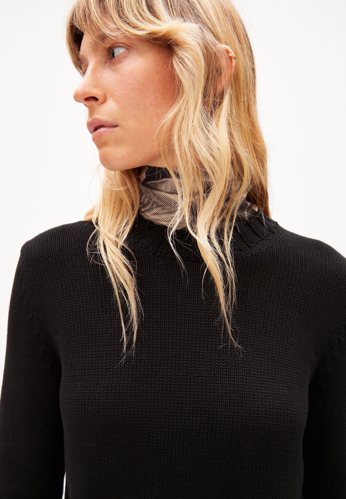Pull col rond en coton bio | noir "amaliaas compact black"
