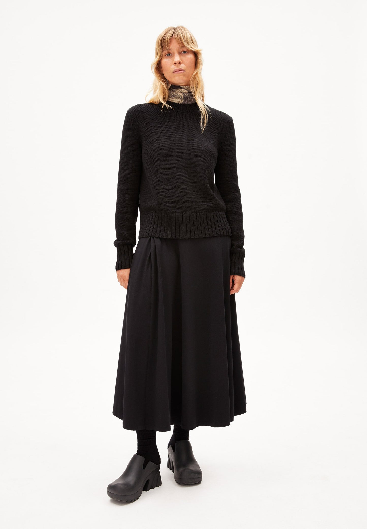 Pull col rond en coton bio | noir "amaliaas compact black"