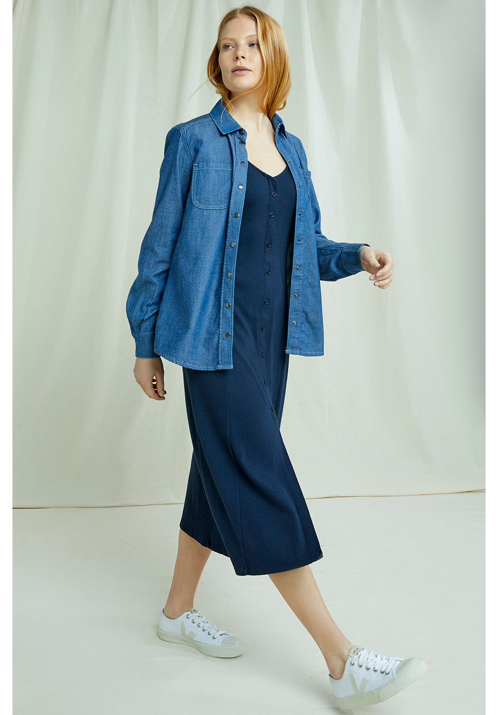 Robe mi-longue boutonnée marine en coton bio - Anya