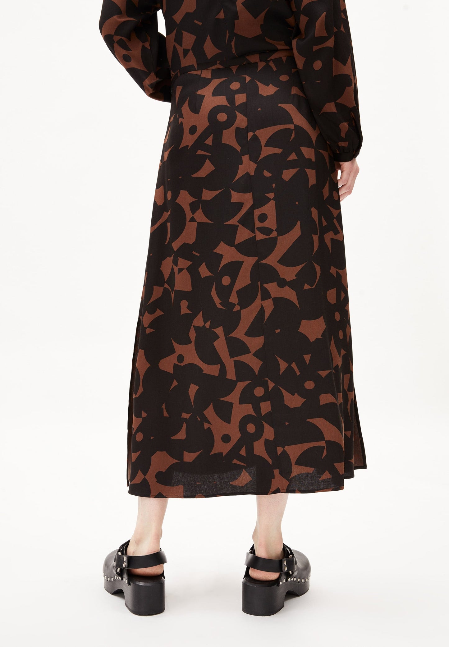 Jupe longue fendue en ecovero | Motifs "araace abstract a deep brown"