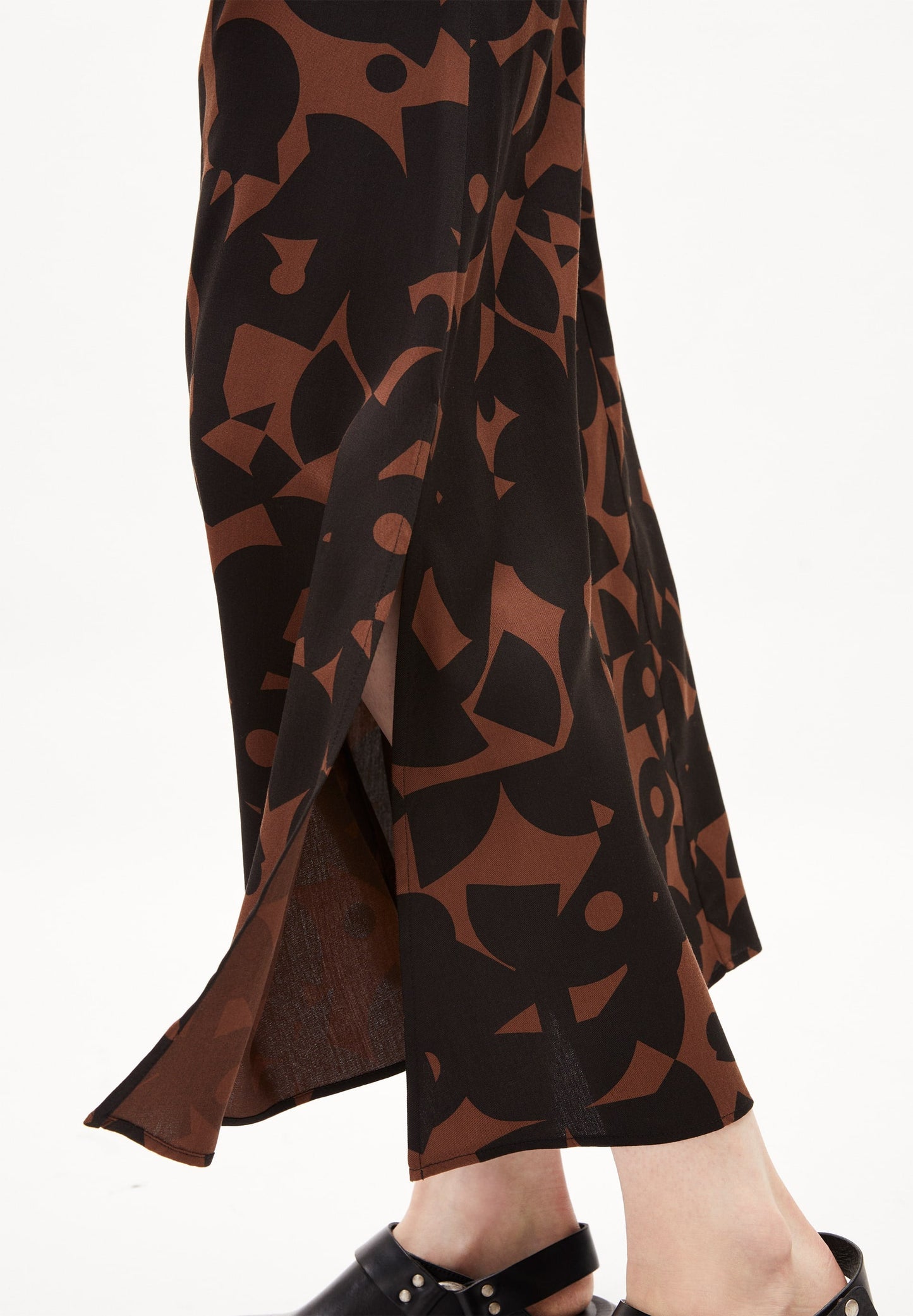 Jupe longue fendue en ecovero | Motifs "araace abstract a deep brown"