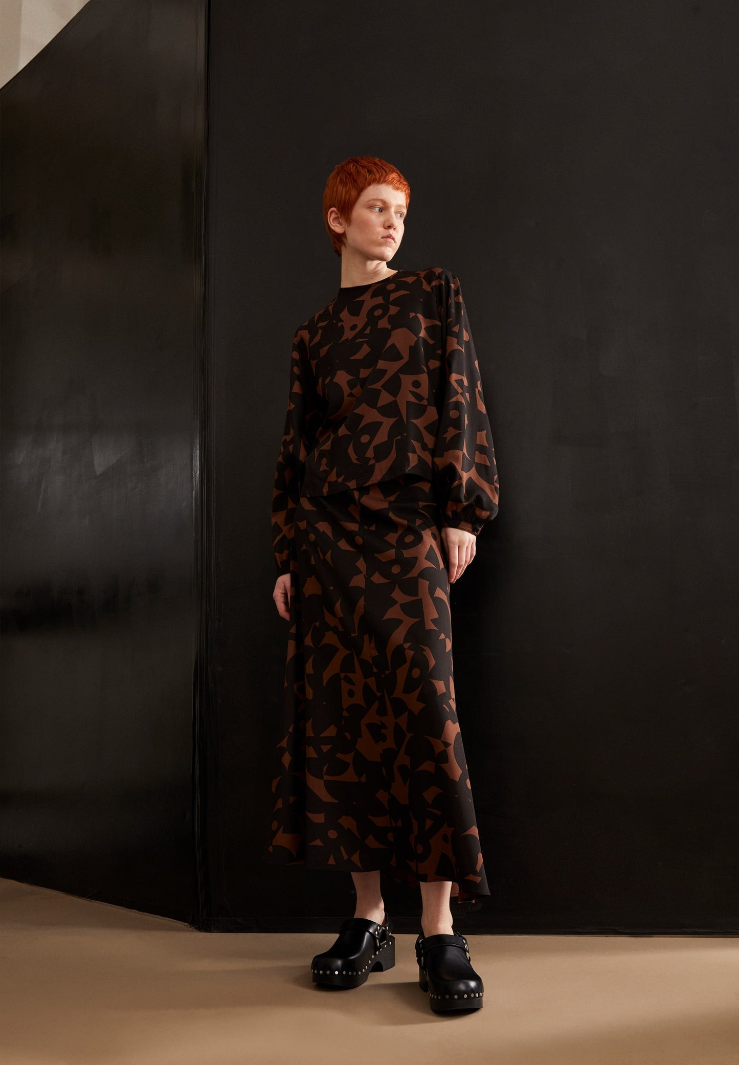 Jupe longue fendue en ecovero | Motifs "araace abstract a deep brown"