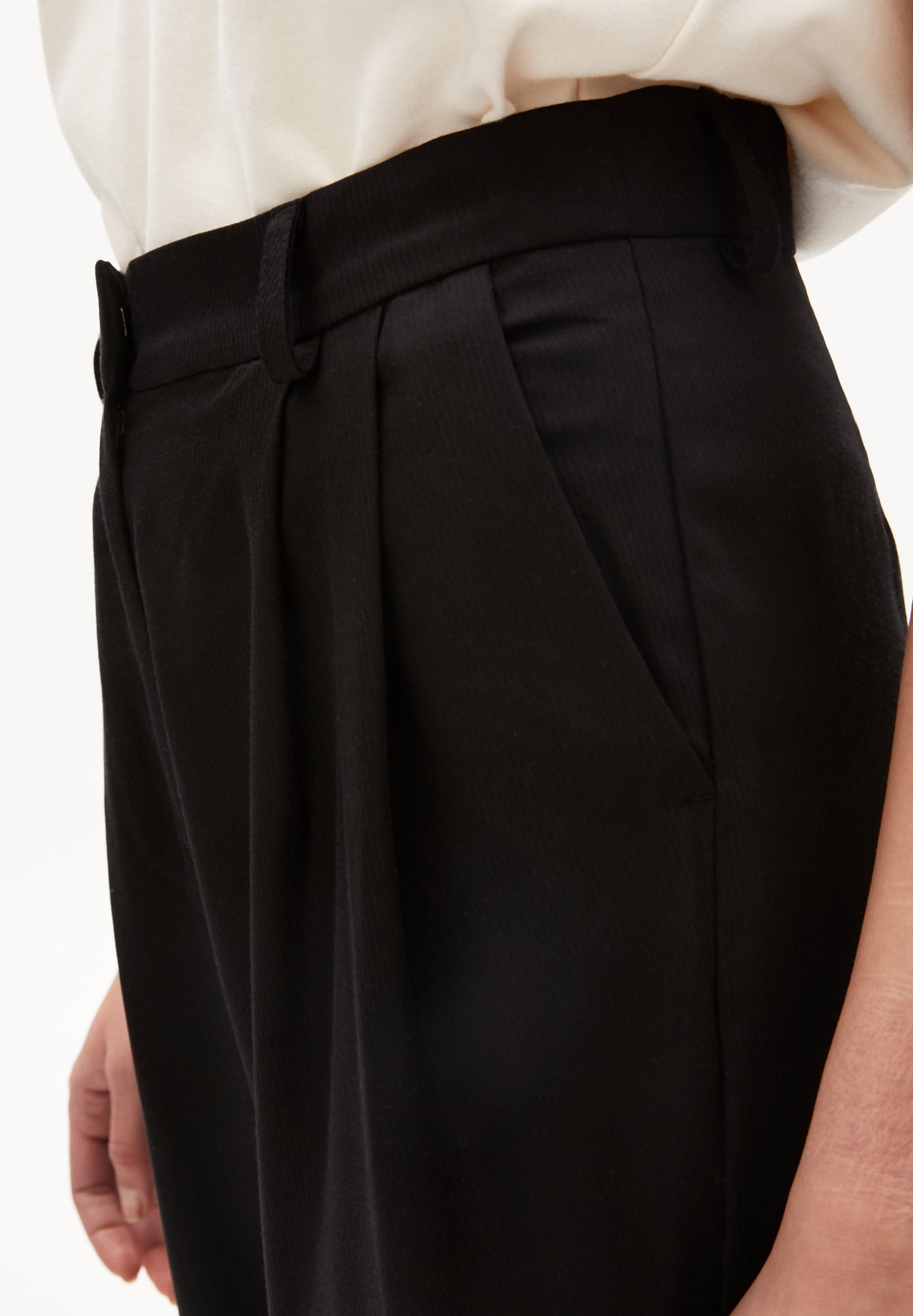 Pantalon à pinces noir en tencel - ARETAA