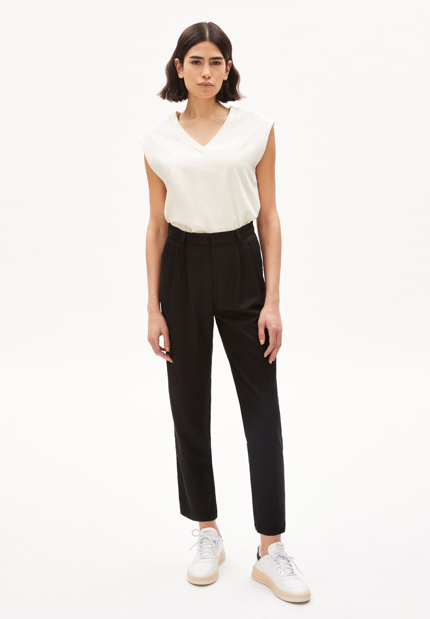 Pantalon à pinces noir en tencel - ARETAA
