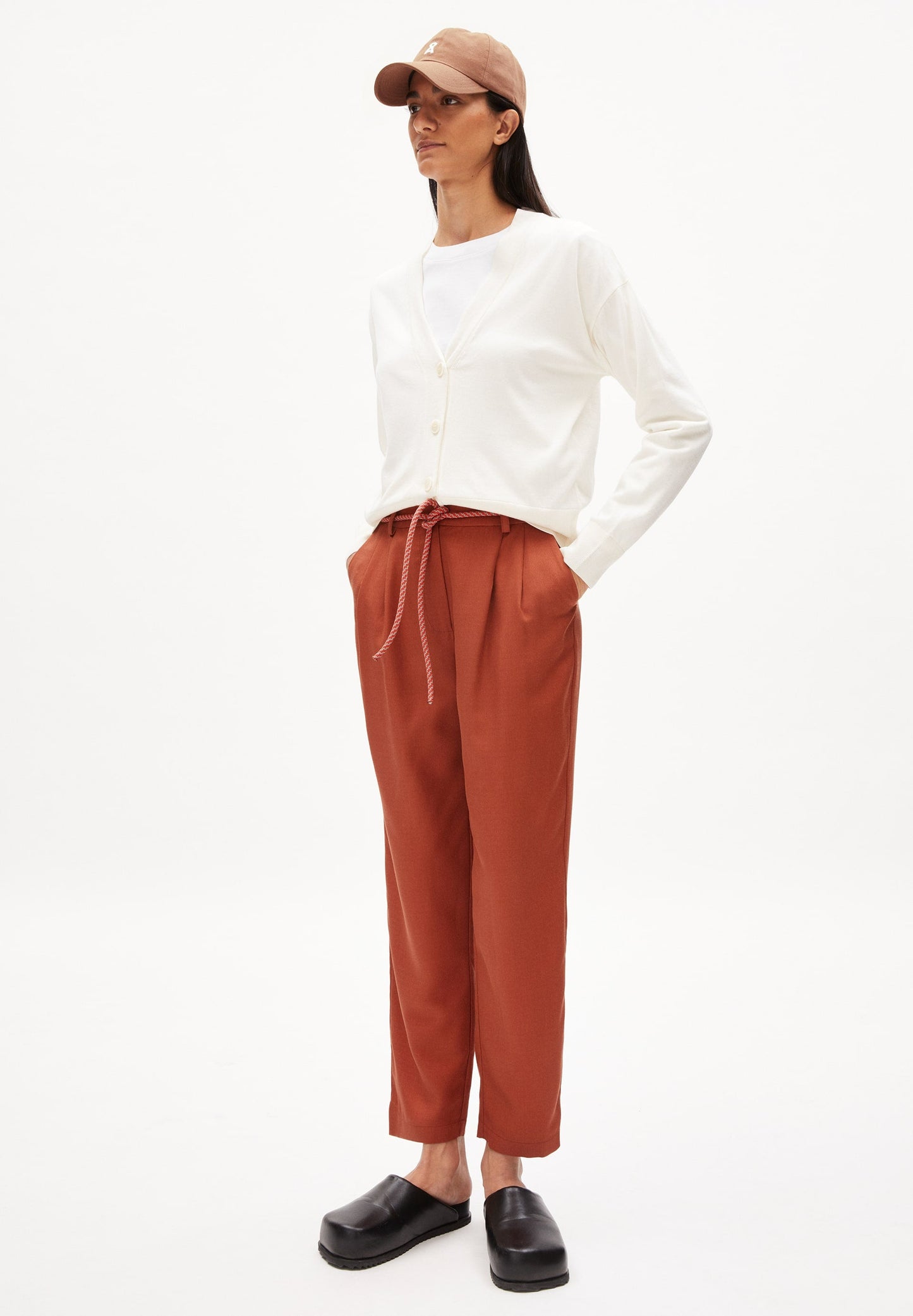 Pantalon à pinces rouge brique en tencel - aretaa brick