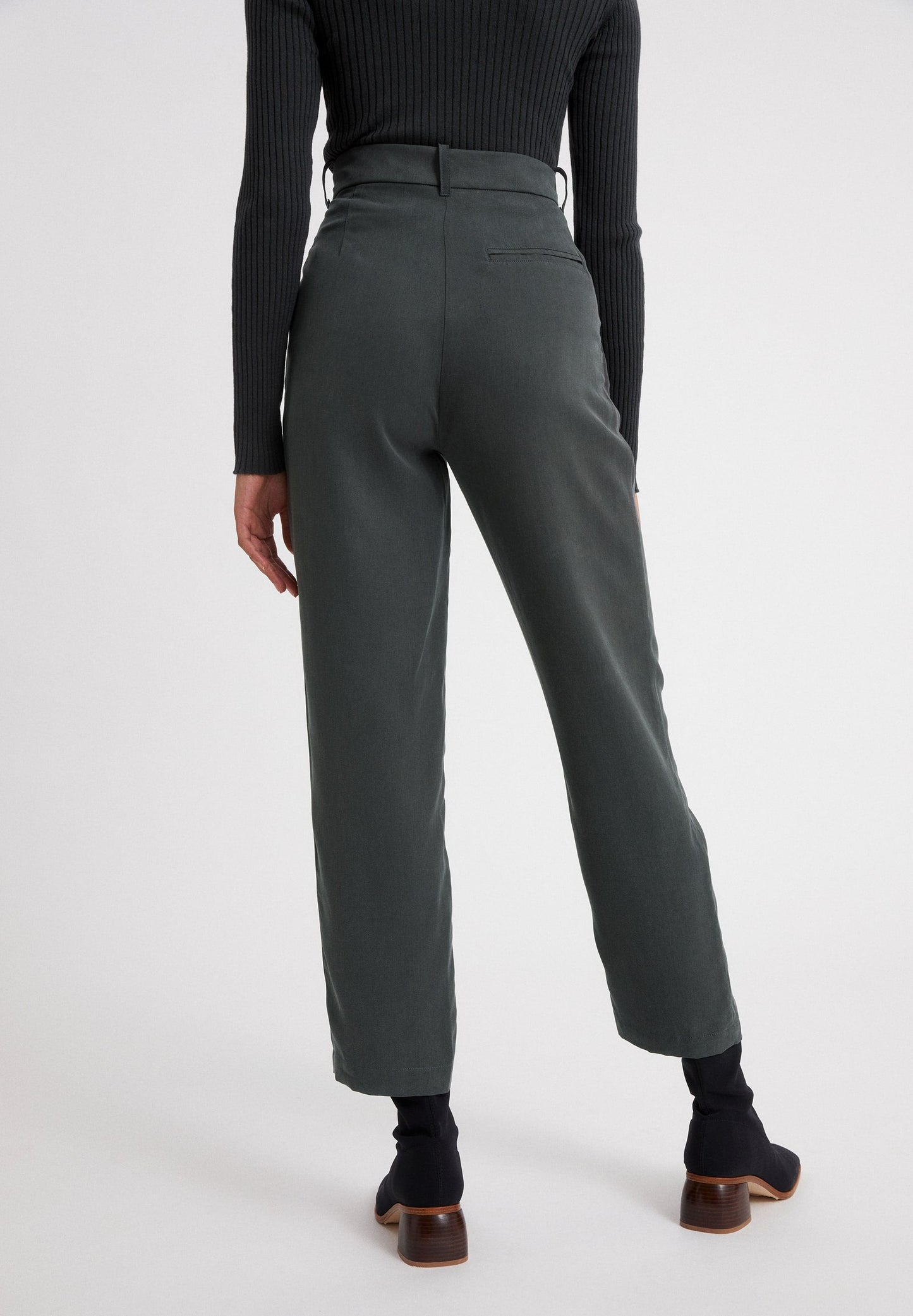 Pantalon à pinces vert en tencel - ARETAA vintage green