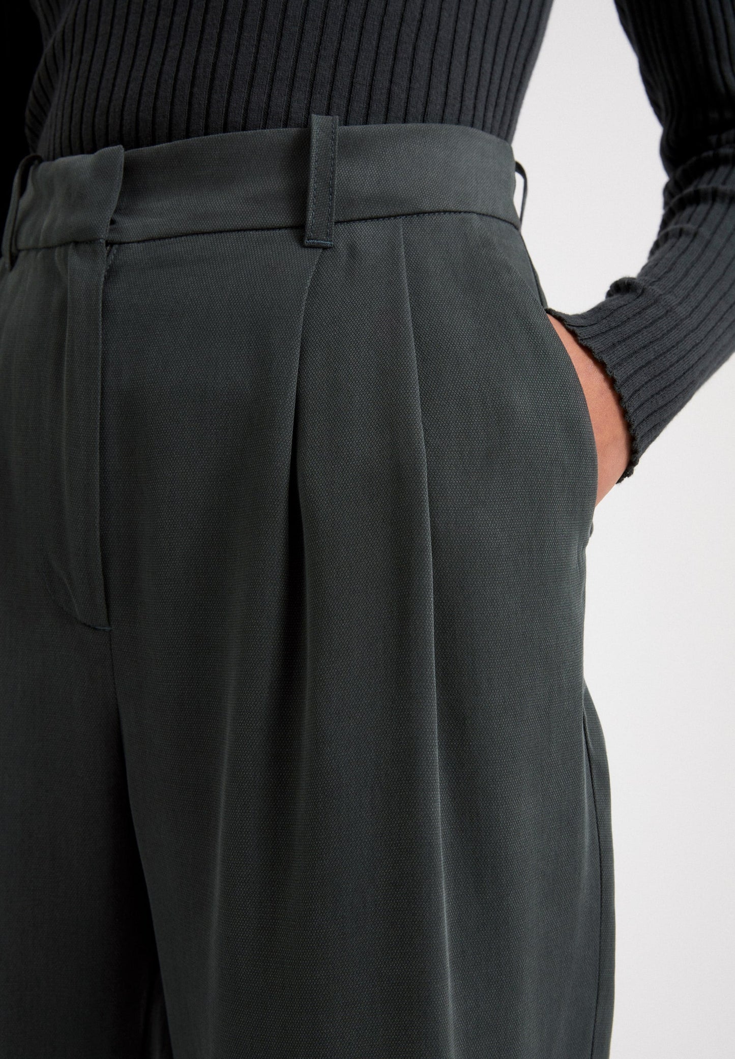 Pantalon à pinces vert en tencel - ARETAA vintage green