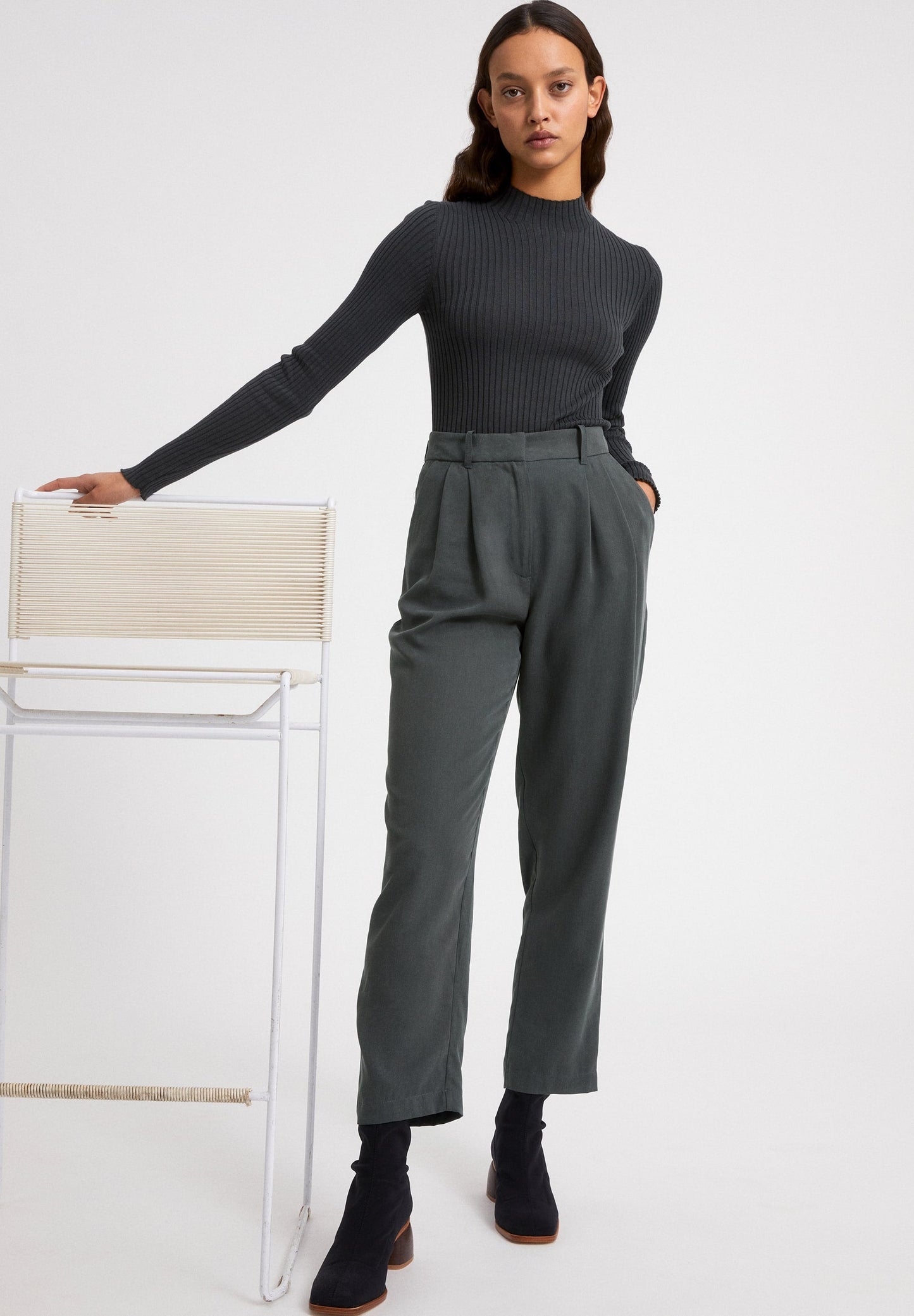 Pantalon à pinces vert en tencel - ARETAA vintage green