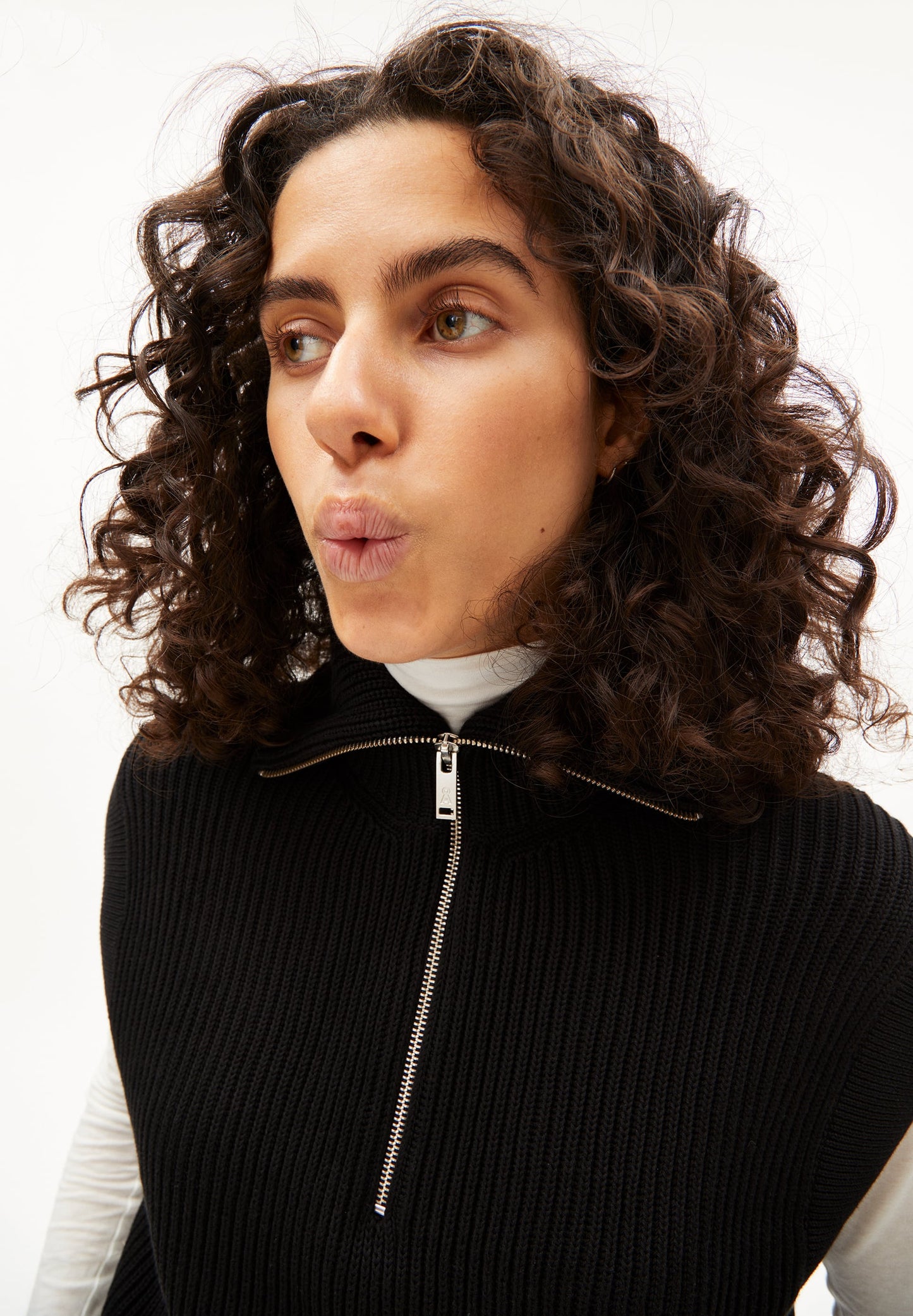 Pull col zippé sans manches en coton bio | noir "aylaa black"