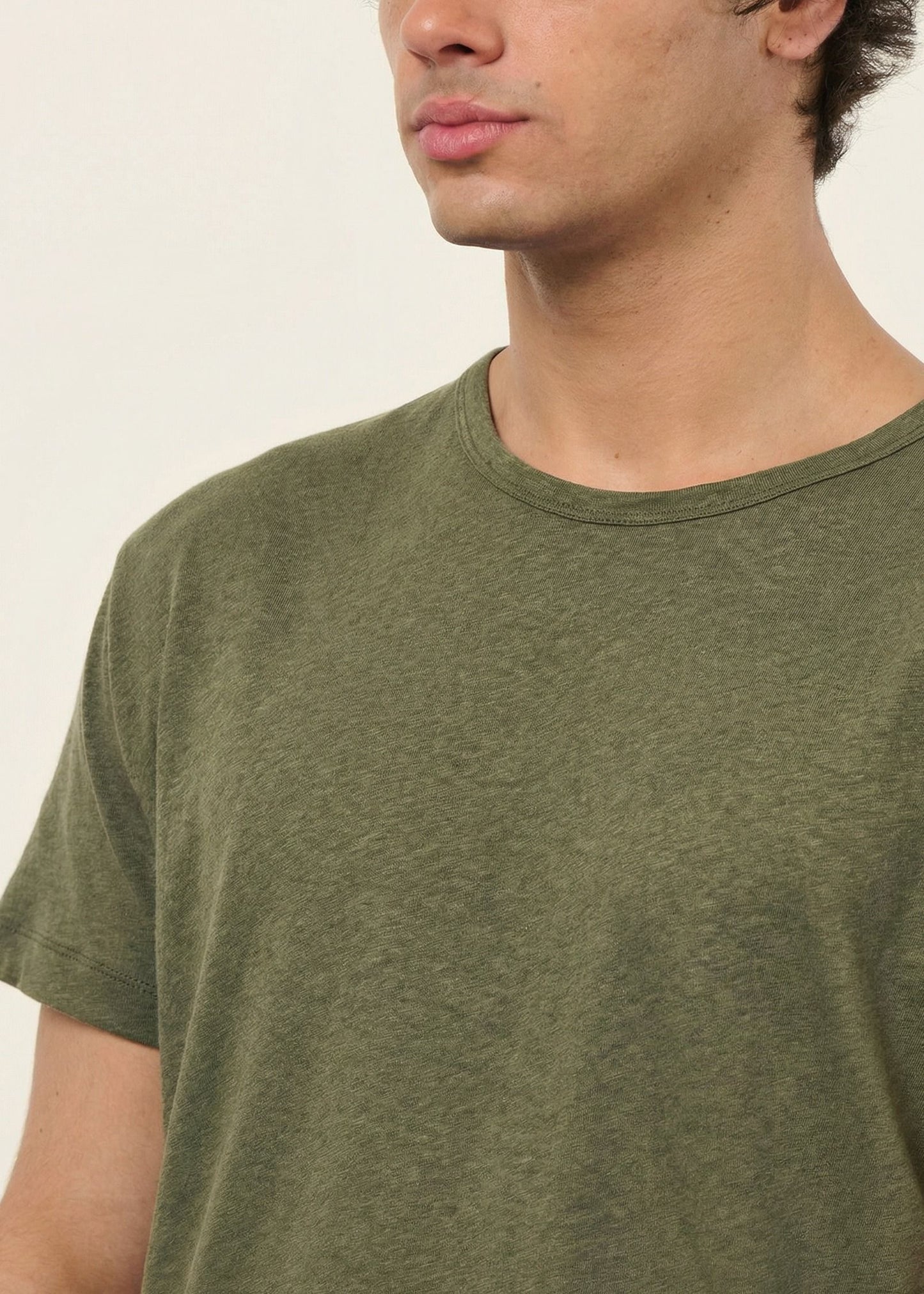 T-shirt classique en coton lin upcyclé | vert kaki | Vert kaki