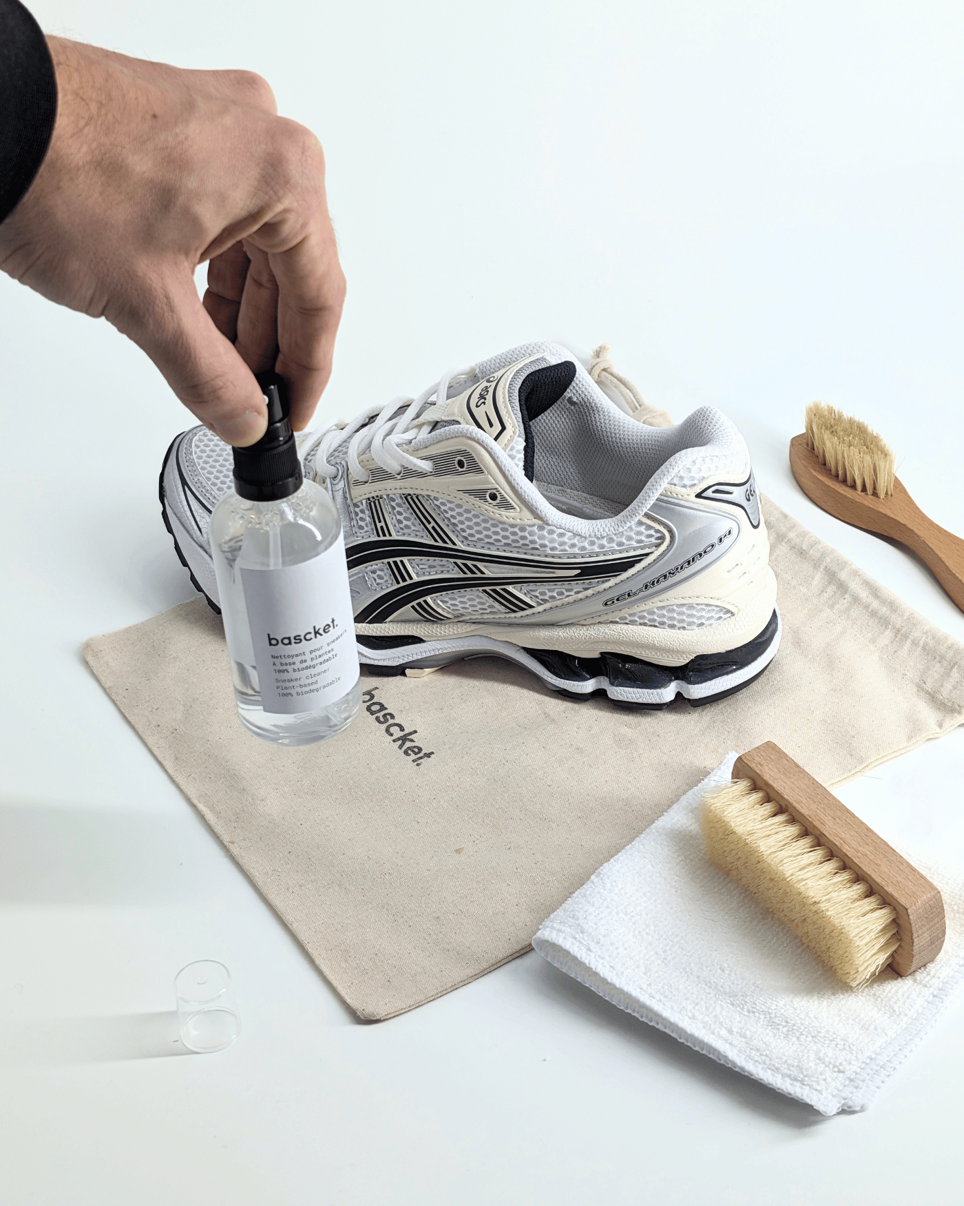 Solution nettoyante 100% biodégradable pour chaussures | "the essential kit bascket"