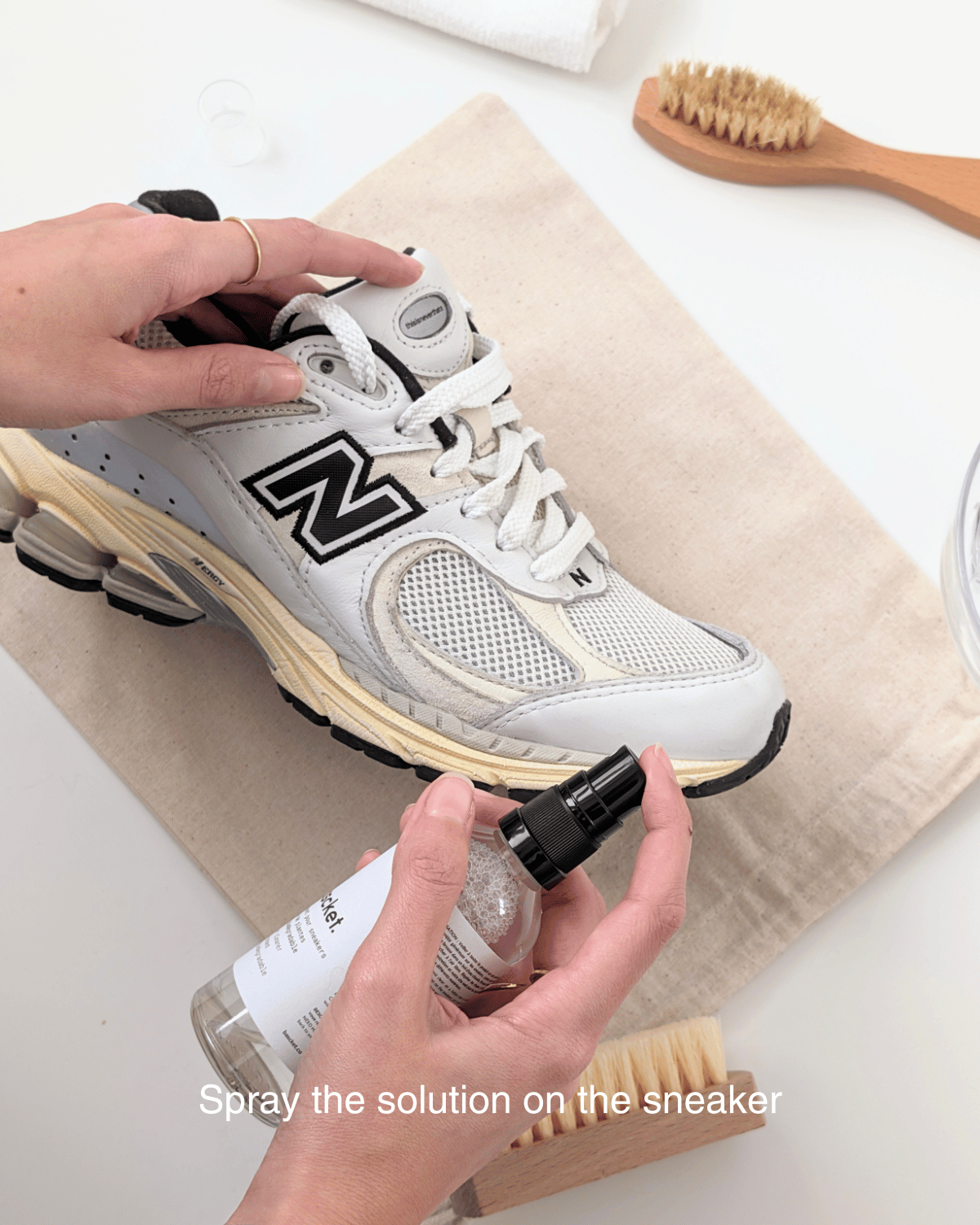 Solution nettoyante 100% biodégradable pour chaussures | "the essential kit bascket"