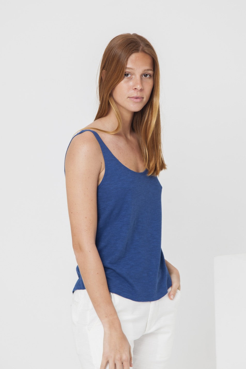 Top uni bleu marine en chanvre et coton bio
