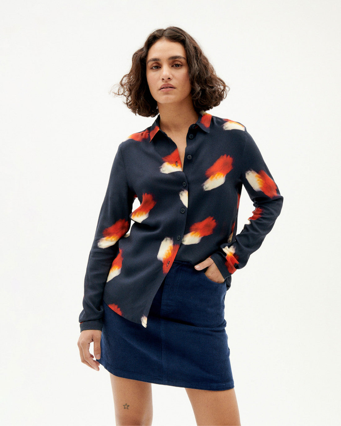 Blouse marine à motifs en ecovero - flowers chamomile blouse navy