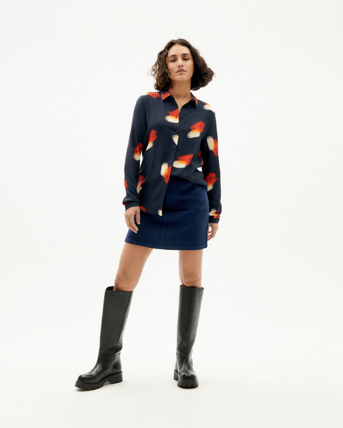 Blouse marine à motifs en ecovero - flowers chamomile blouse navy