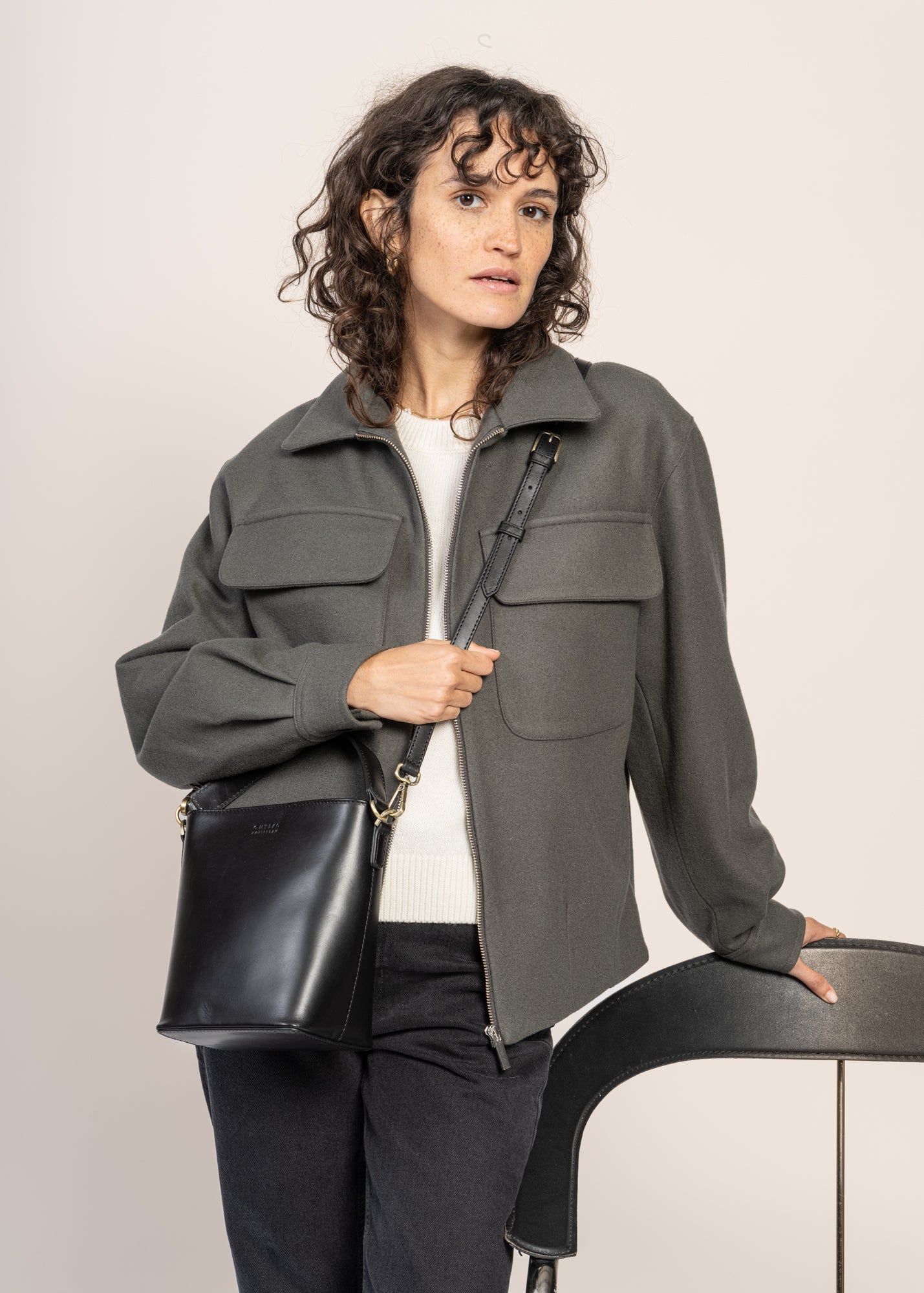 Sac seau en cuir certifié | noir "bobbi bucket bag midi black classic leather"