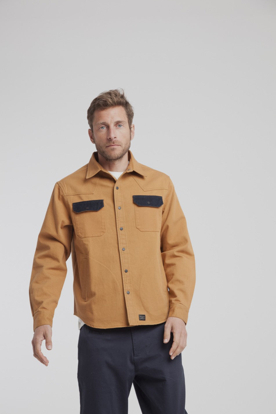 Surchemise camel poches noires twill en coton bio