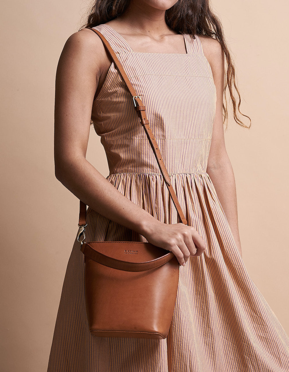 Sac seau en cuir certifié | camel "bobbi bucket bag midi cognac classic leather"