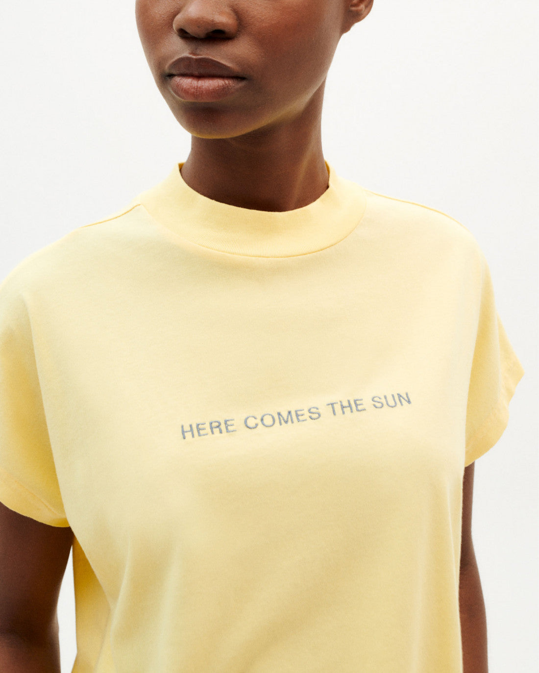 T-shirt brodé en coton bio | Jaune "here comes the sun lemon t-shirt"