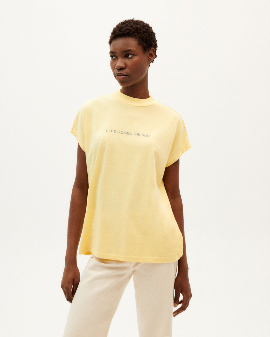 T-shirt brodé en coton bio | Jaune "here comes the sun lemon t-shirt"