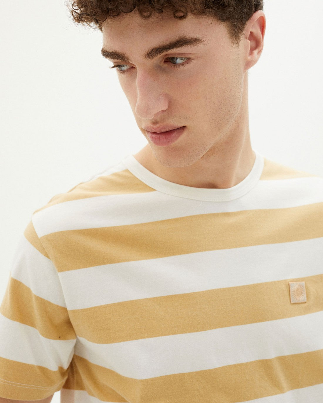 T-shirt rayé en coton bio MUSTARD STRIPES T-SHIRT curry
