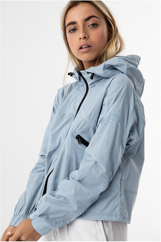 Coupe-vent bleu clair en nylon recyclé - Alessandra