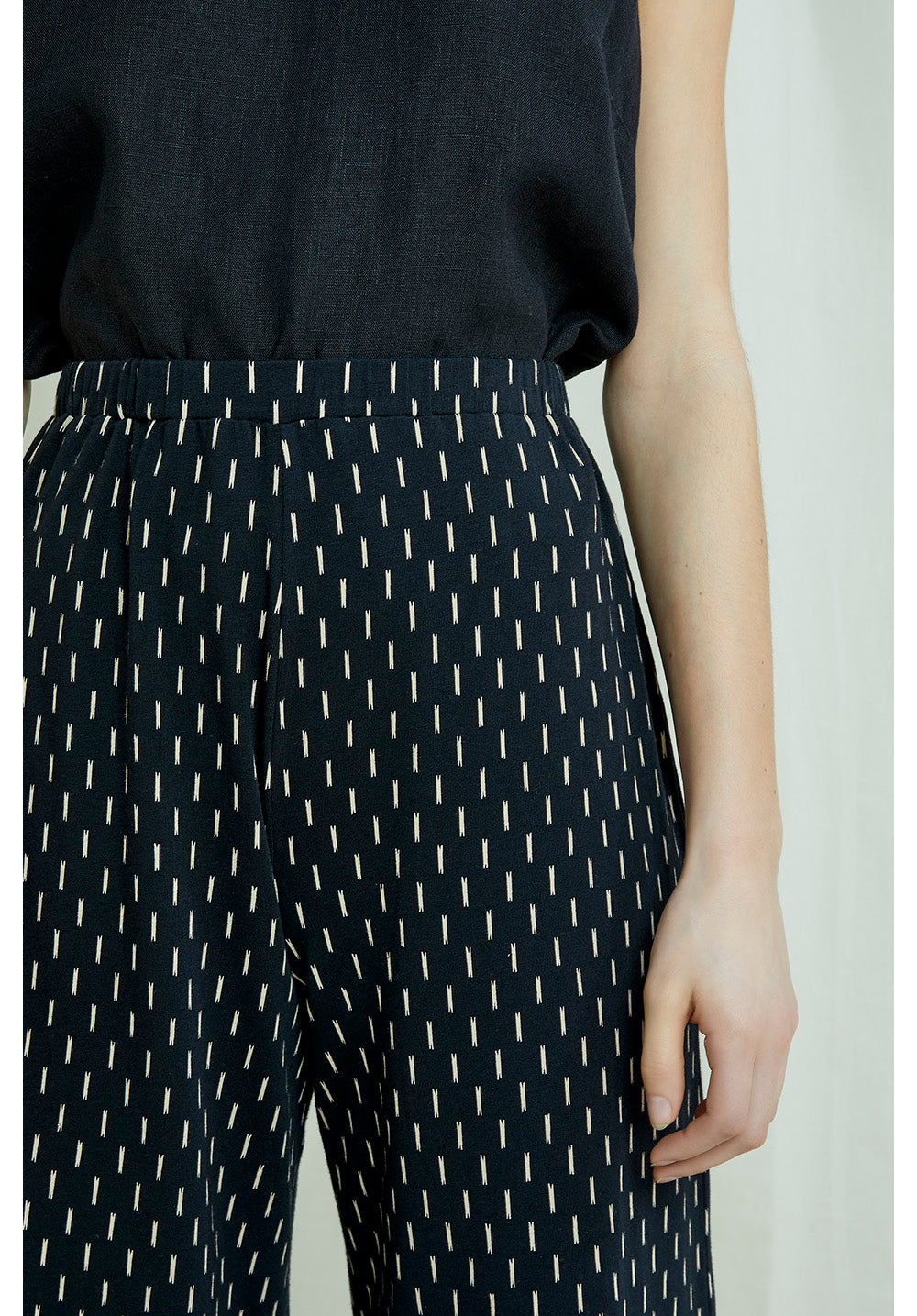 Pantalon 3/4 ample noir à imprimés blancs en coton bio - Chandre