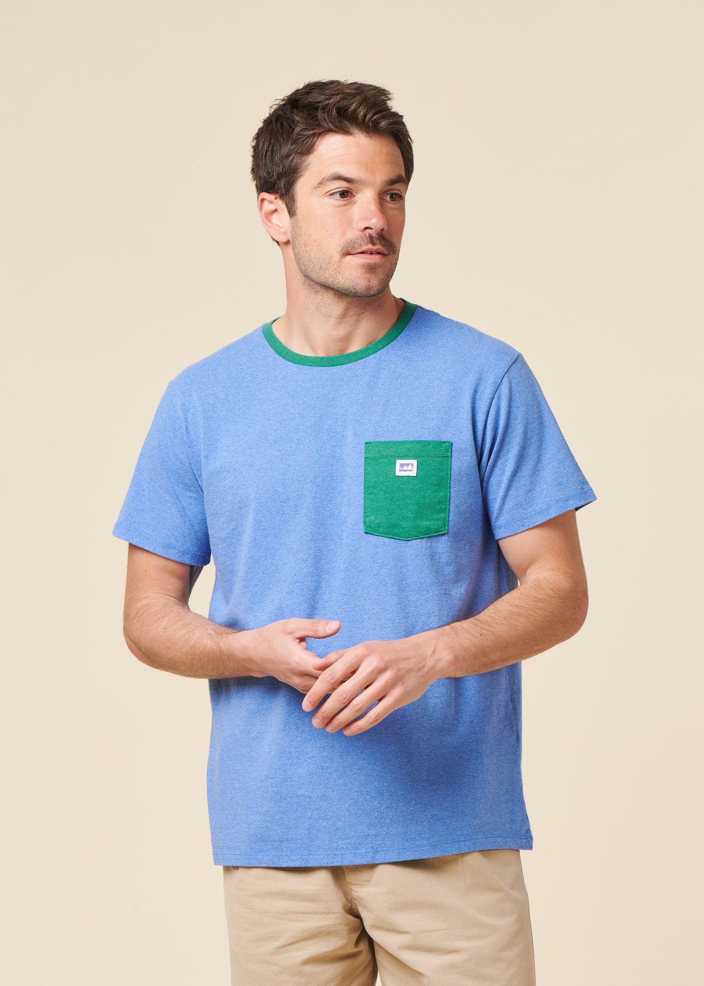 T-shirt en matières recyclées | bleu "shop sticker pocket responsibili-tee - abundant blue"