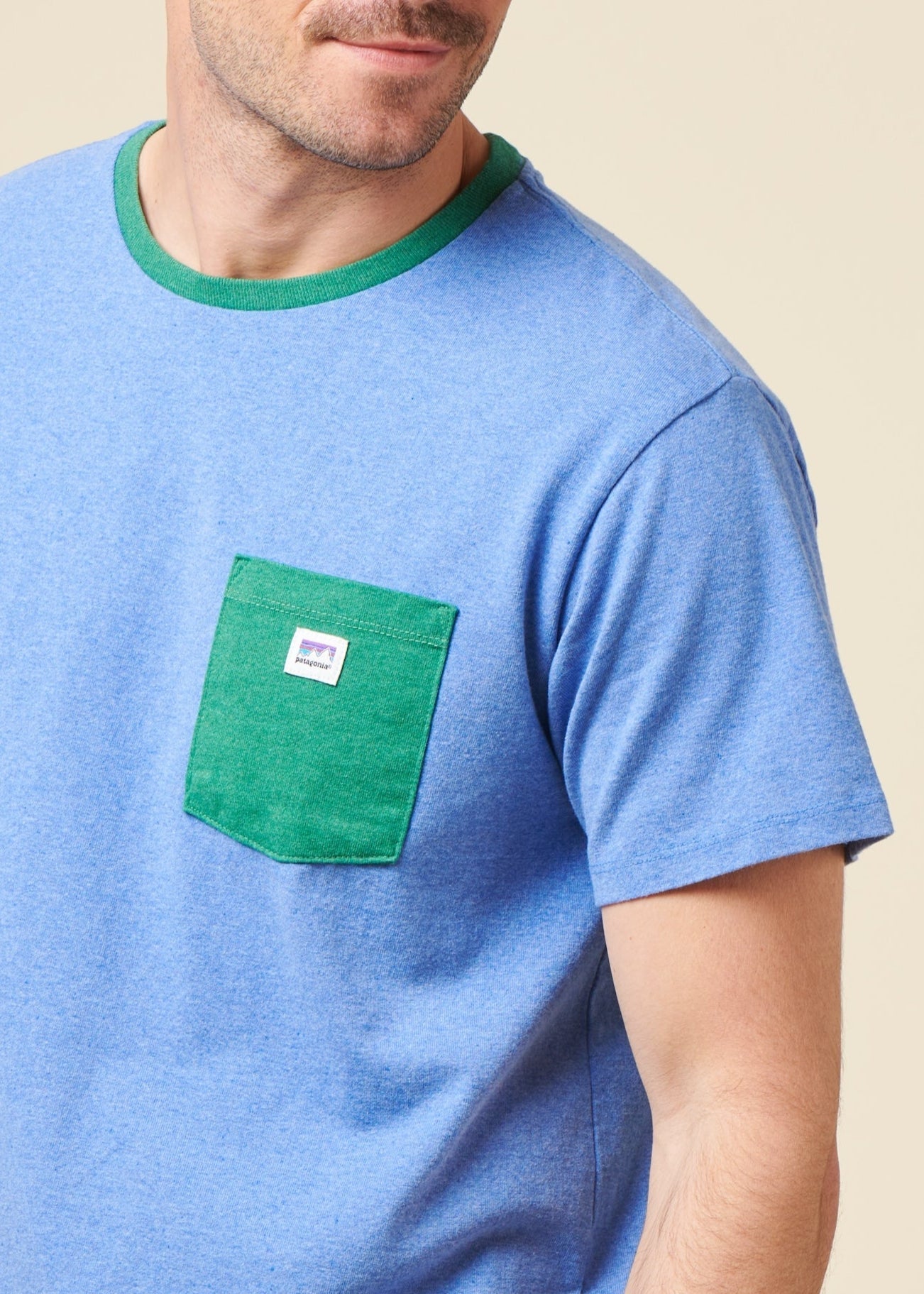 T-shirt en matières recyclées | bleu "shop sticker pocket responsibili-tee - abundant blue"