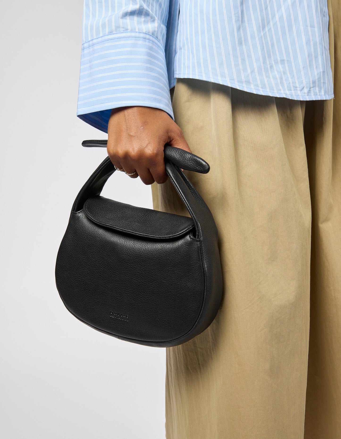 Sac à main en cuir certifié | noir " coco croissant black soft grain leather"