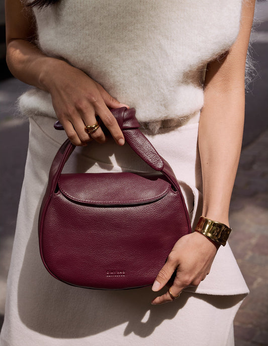 Sac à main en cuir certifié | rouge "Coco-croissant - Dark cherry soft grain leather"
