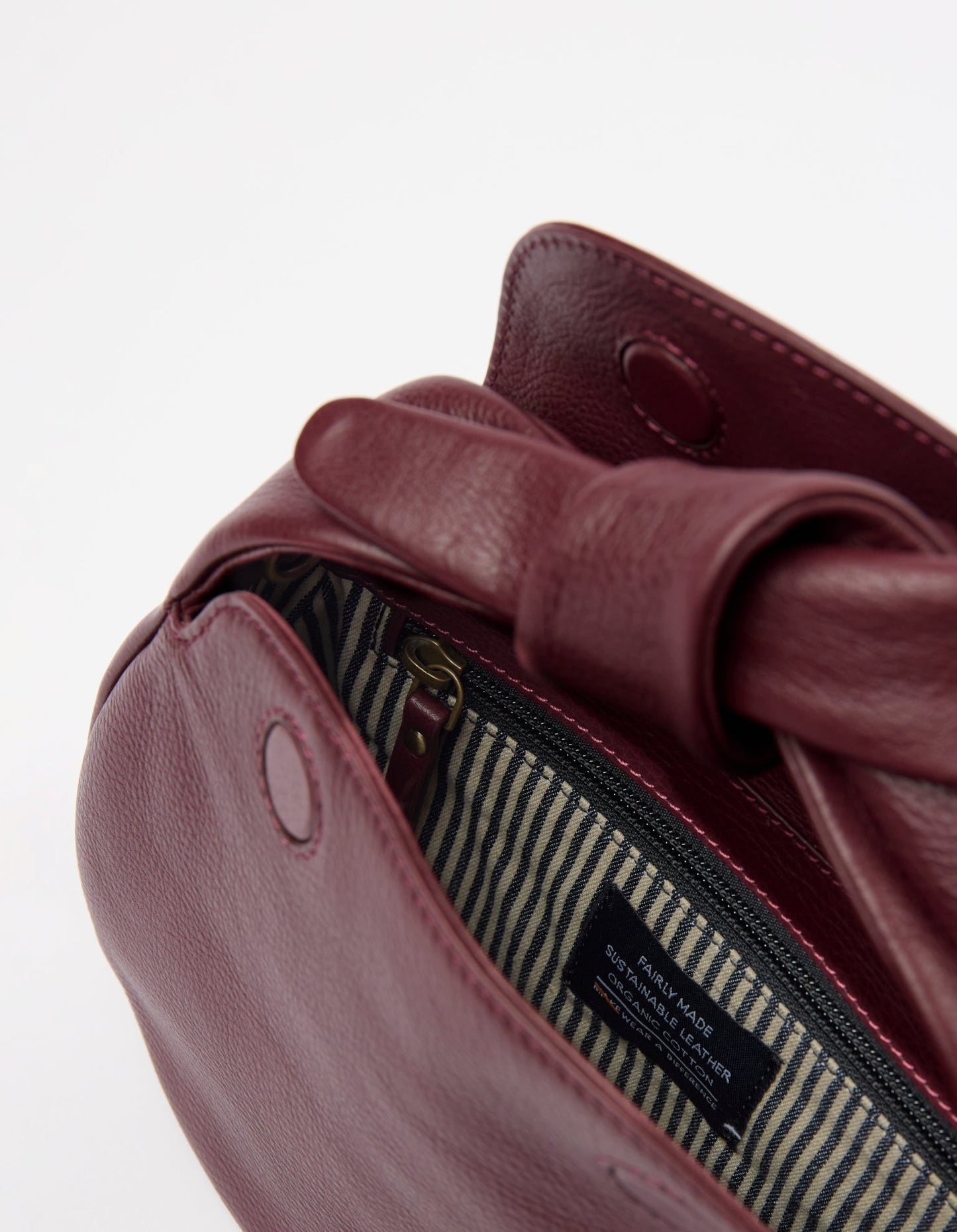Sac à main en cuir certifié | rouge "Coco-croissant - Dark cherry soft grain leather"