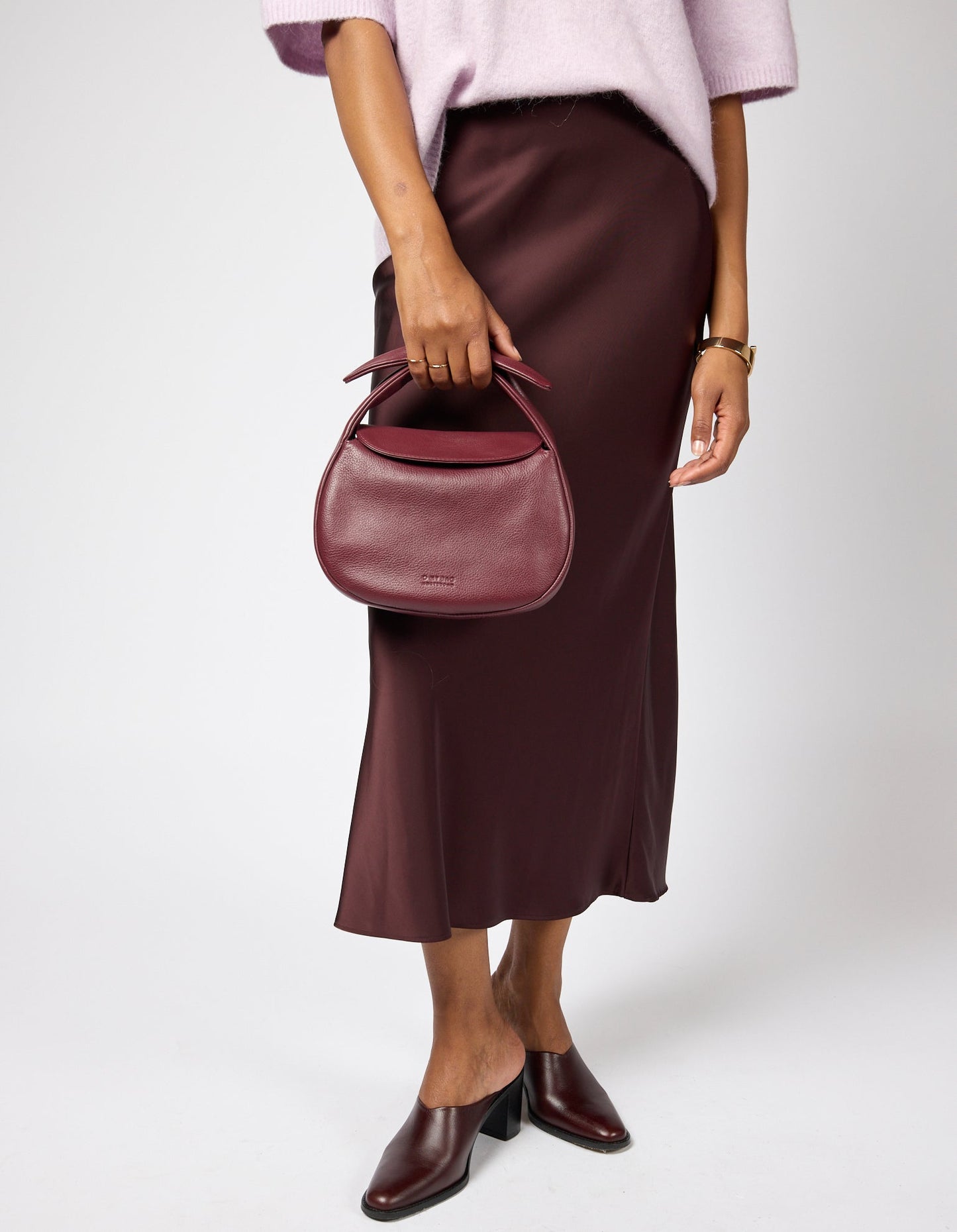 Sac à main en cuir certifié | rouge "Coco-croissant - Dark cherry soft grain leather"
