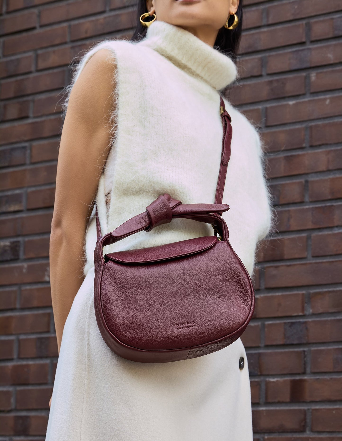 Sac à main en cuir certifié | rouge "Coco-croissant - Dark cherry soft grain leather"