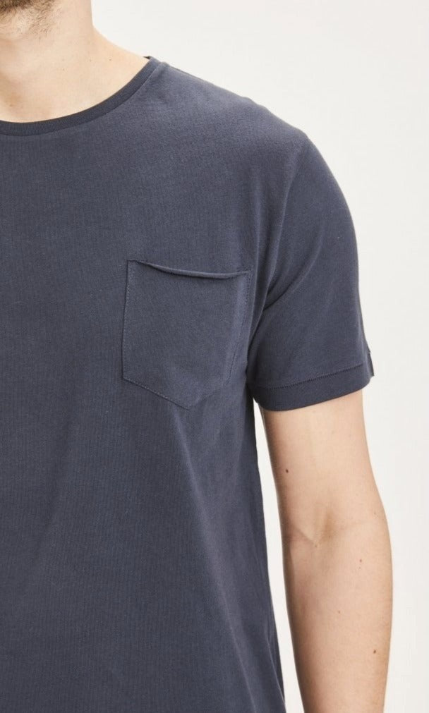 T-shirt bleu nuit à poche en coton bio - alder