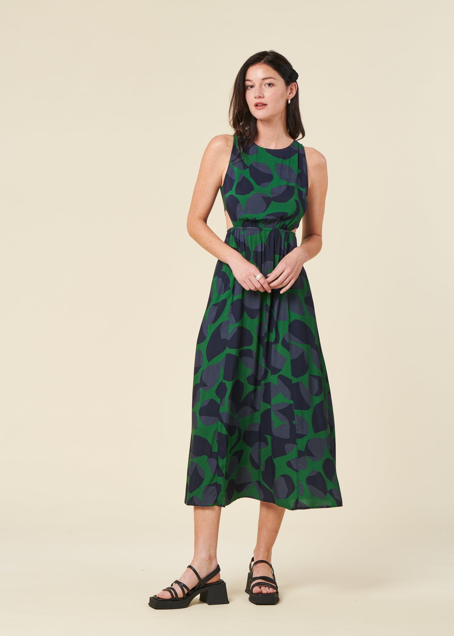 Robe en Ecovero | multicolore "leaf dark kin dress - multicolor"