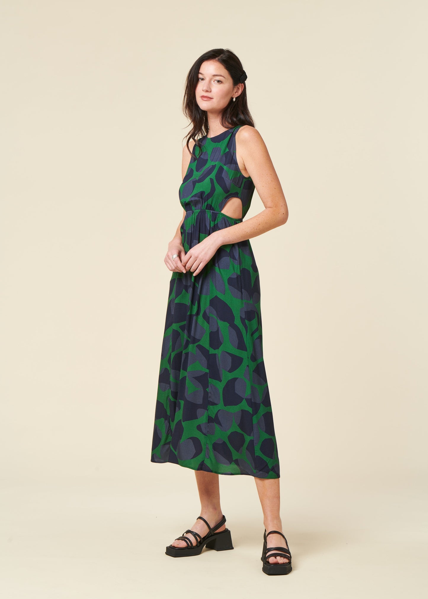 Robe en Ecovero | multicolore "leaf dark kin dress - multicolor"