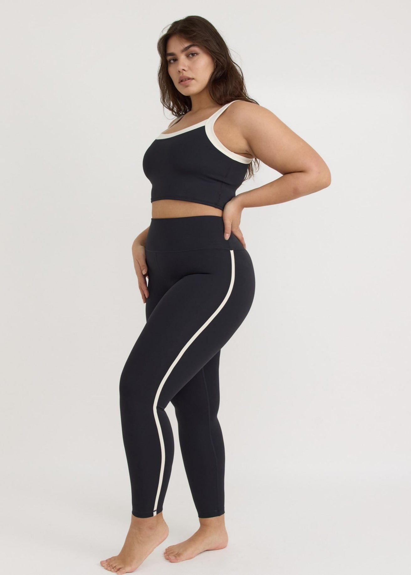 Brassière de sport en nylon recyclé | noir "active flow bra - black"