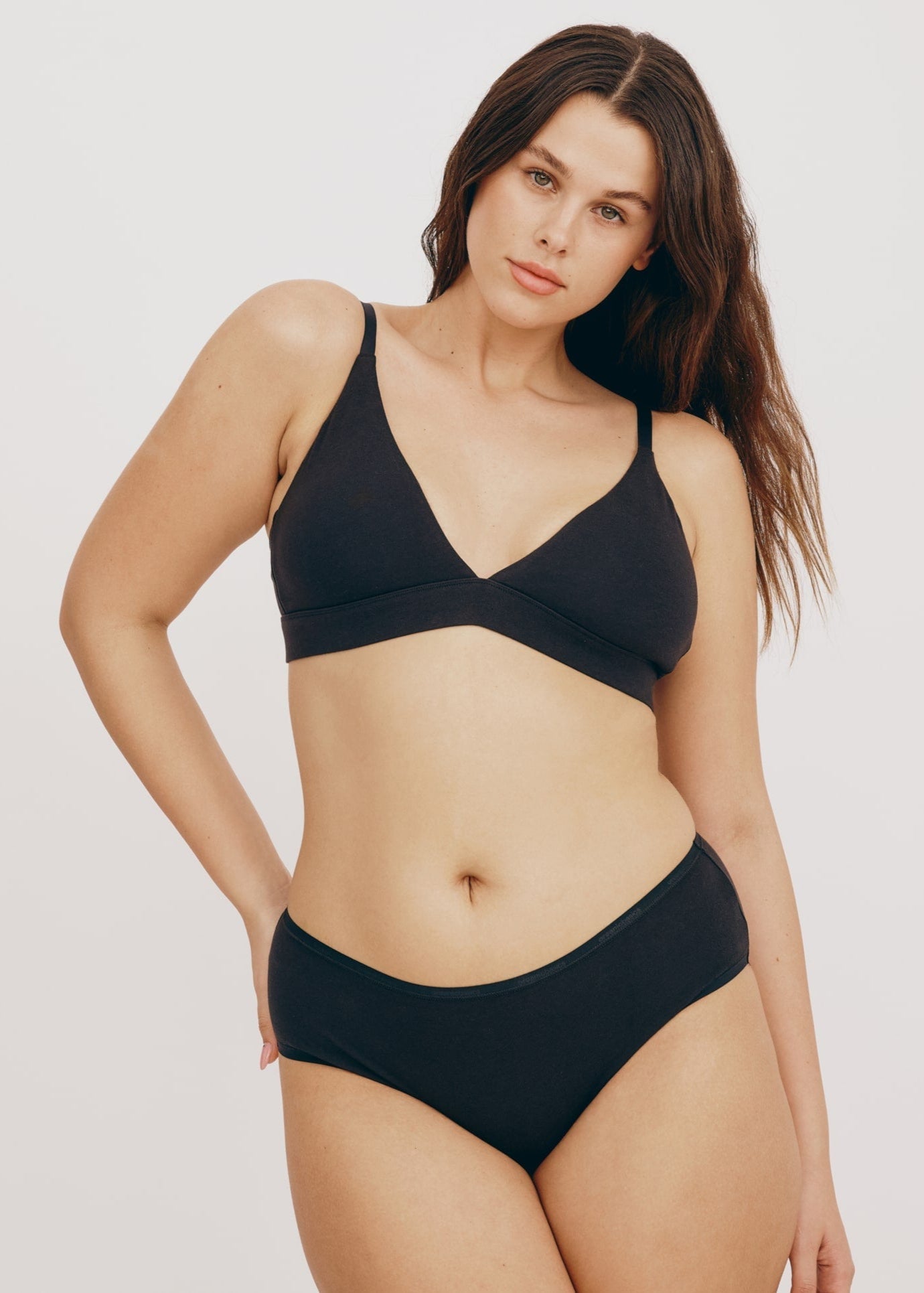 Soutien-gorge triangle en coton bio | noir "core v2 triangle bralette black"