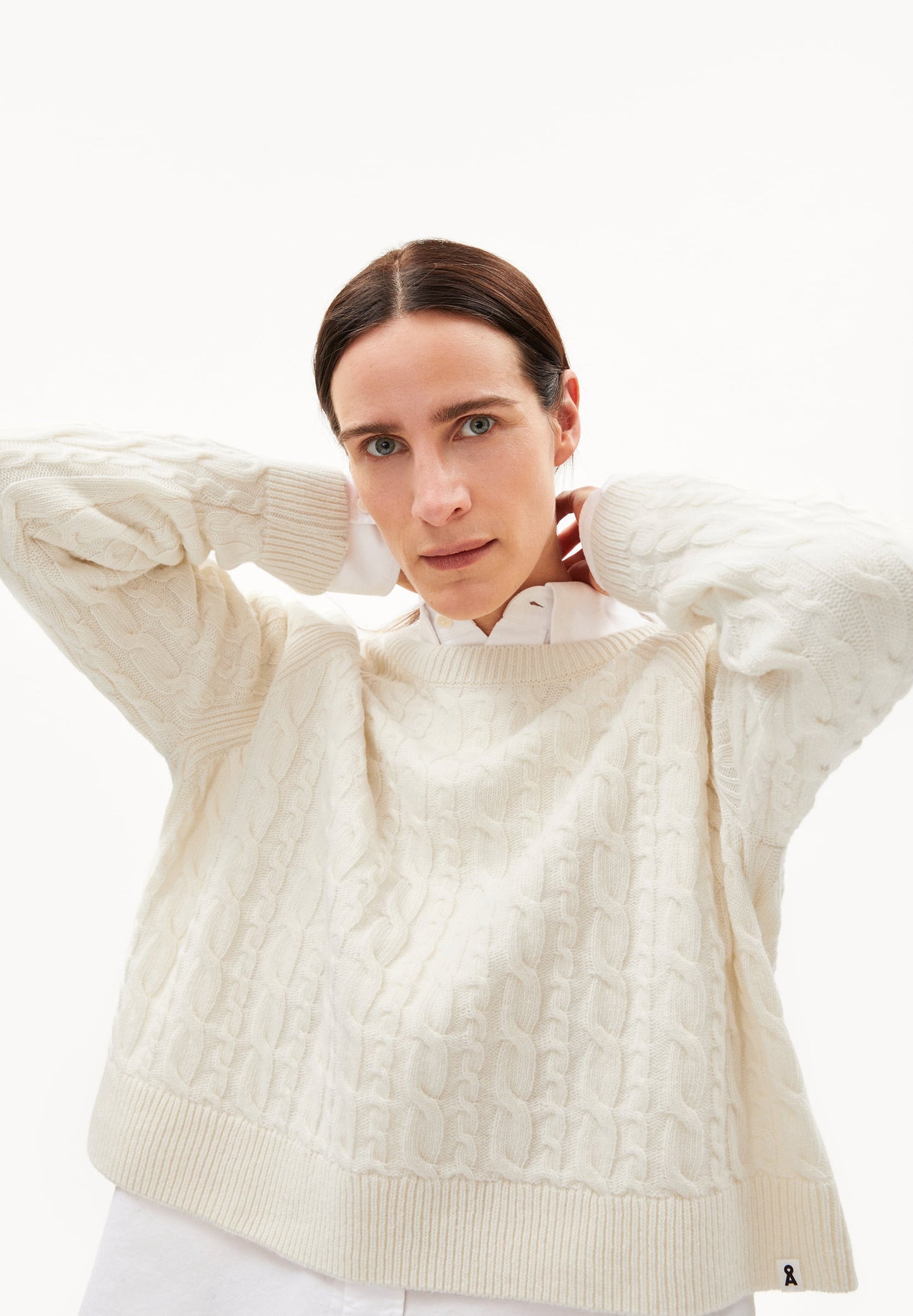 Pull tressé en laine bio et recyclée | écru "diliriaa cable oatmilk"