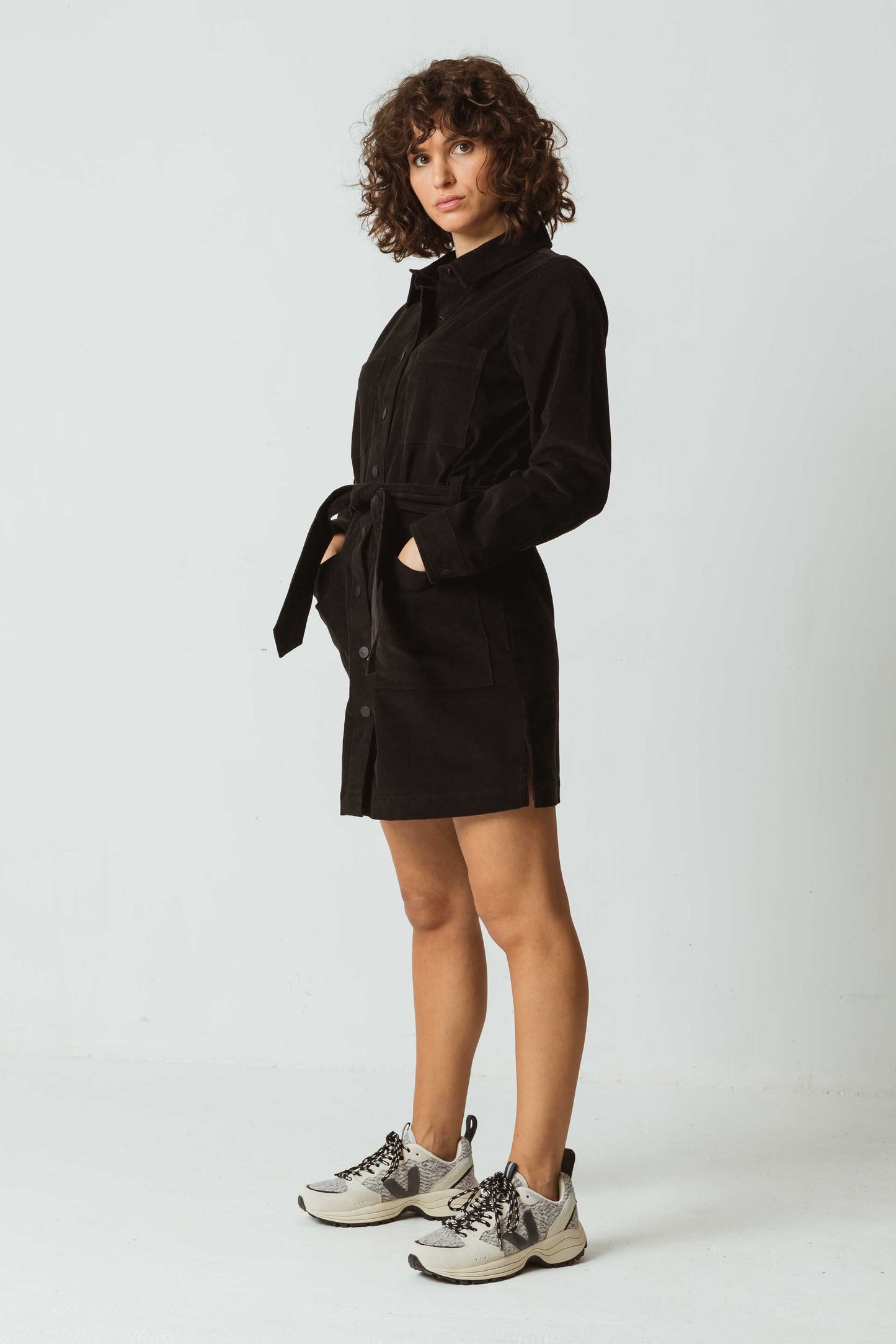 Robe chemise en velours côtelé de coton bio | noir "danae dress - f232n"