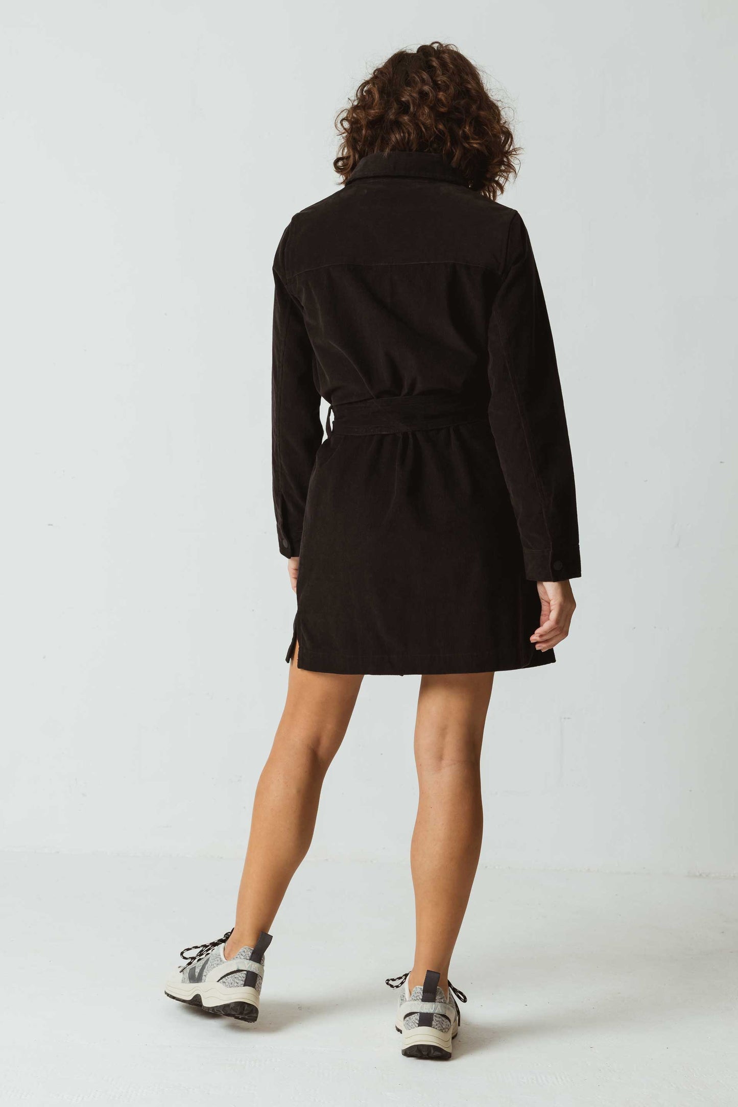 Robe chemise en velours côtelé de coton bio | noir "danae dress - f232n"