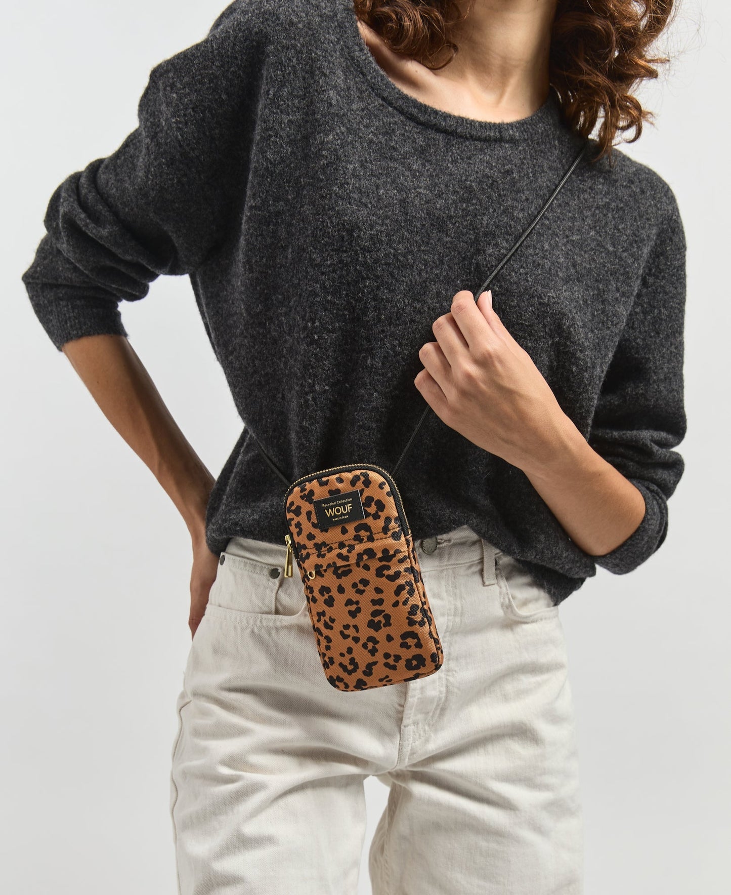 pochette téléphone en matières recyclées | léopard "agar crossbody phone bag"