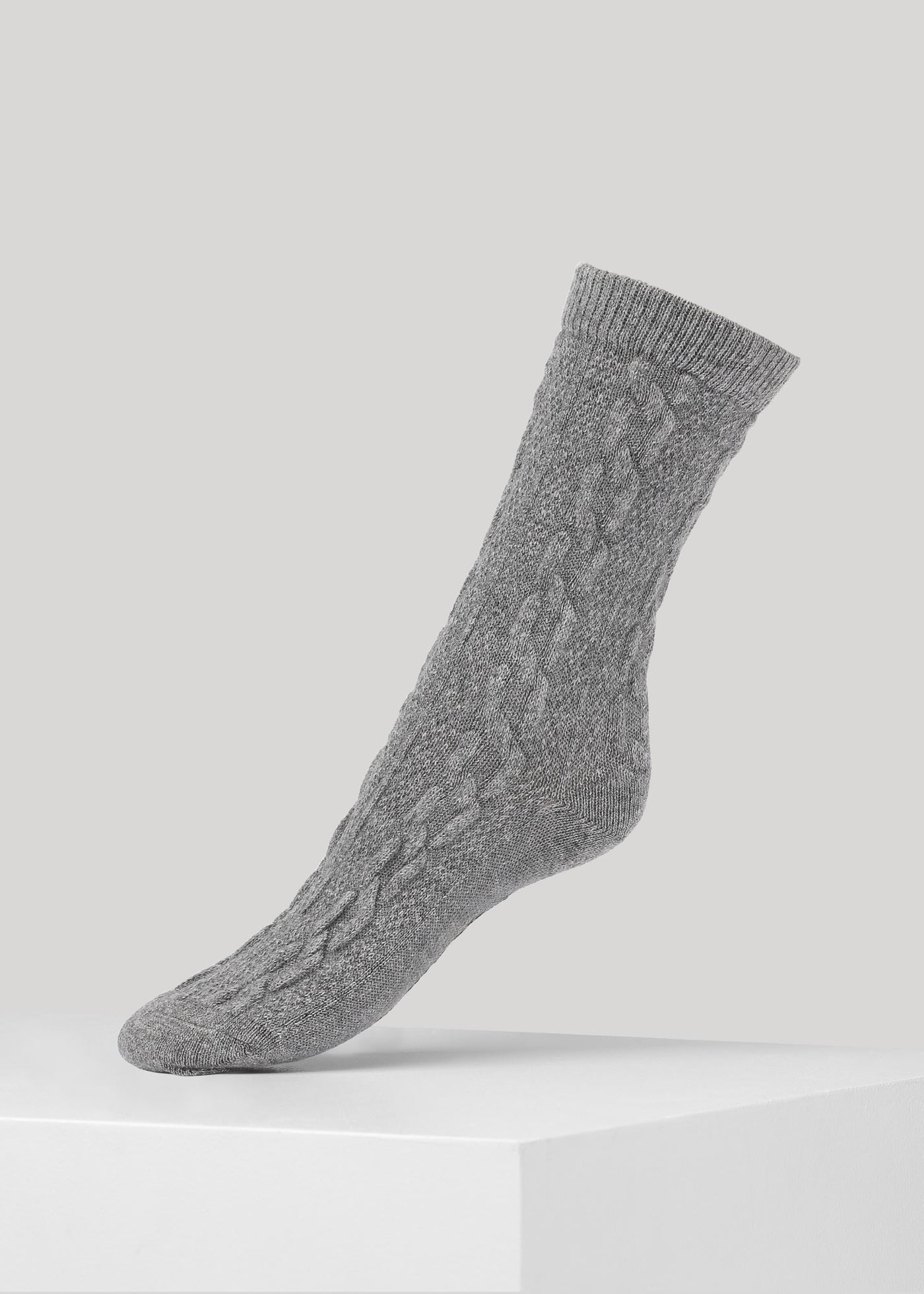 Chaussettes en tricot torsadé de laine recyclée | Gris "saga cable knit cashmere grey"