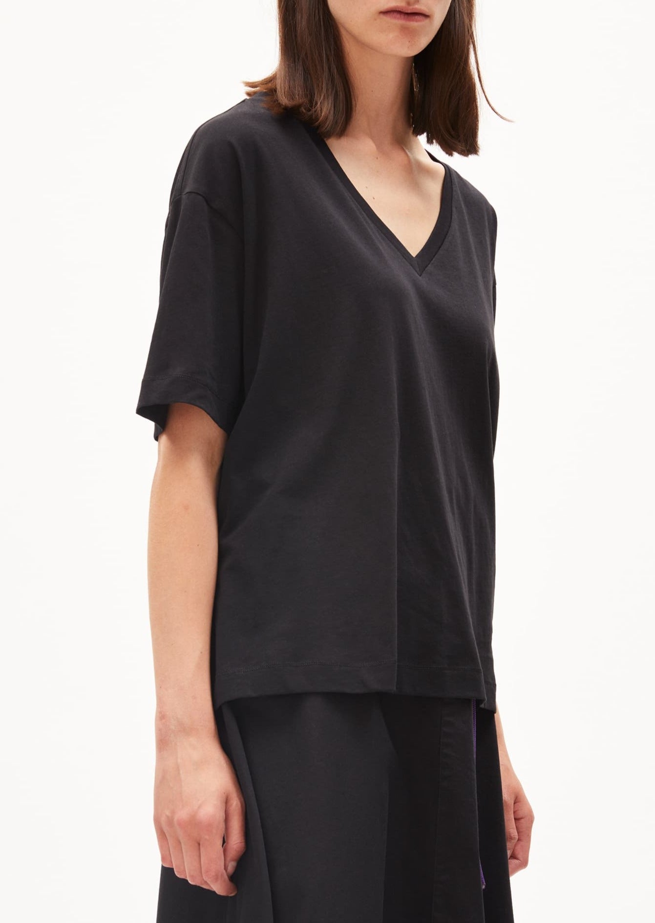 T-shirt col v en coton bio | Noir "demikaa black"