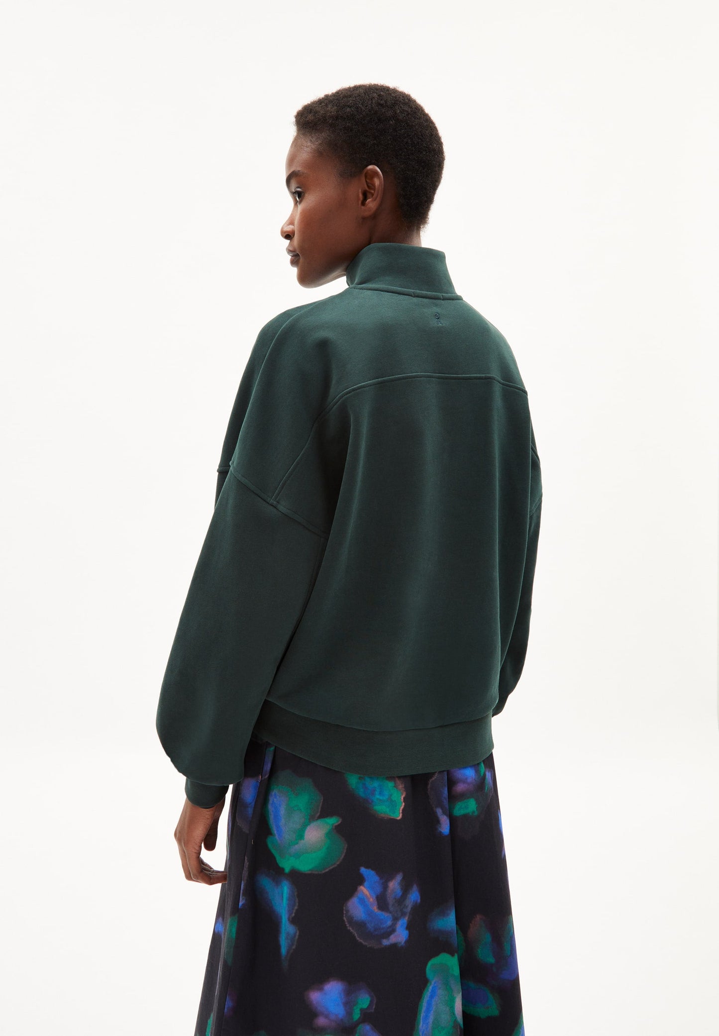 Sweat col zippé vert foncé en coton bio - eminaa dark scarab