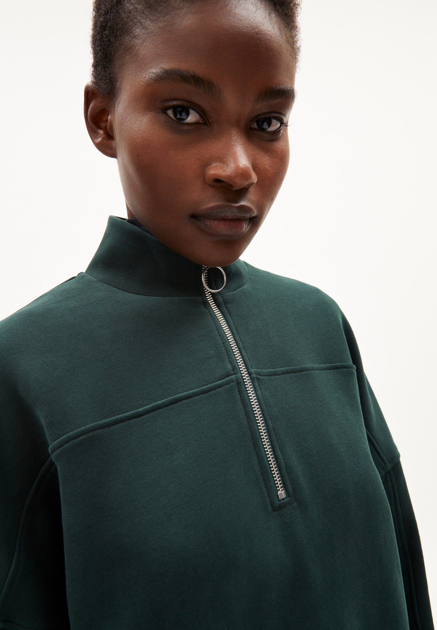Sweat col zippé vert foncé en coton bio - eminaa dark scarab