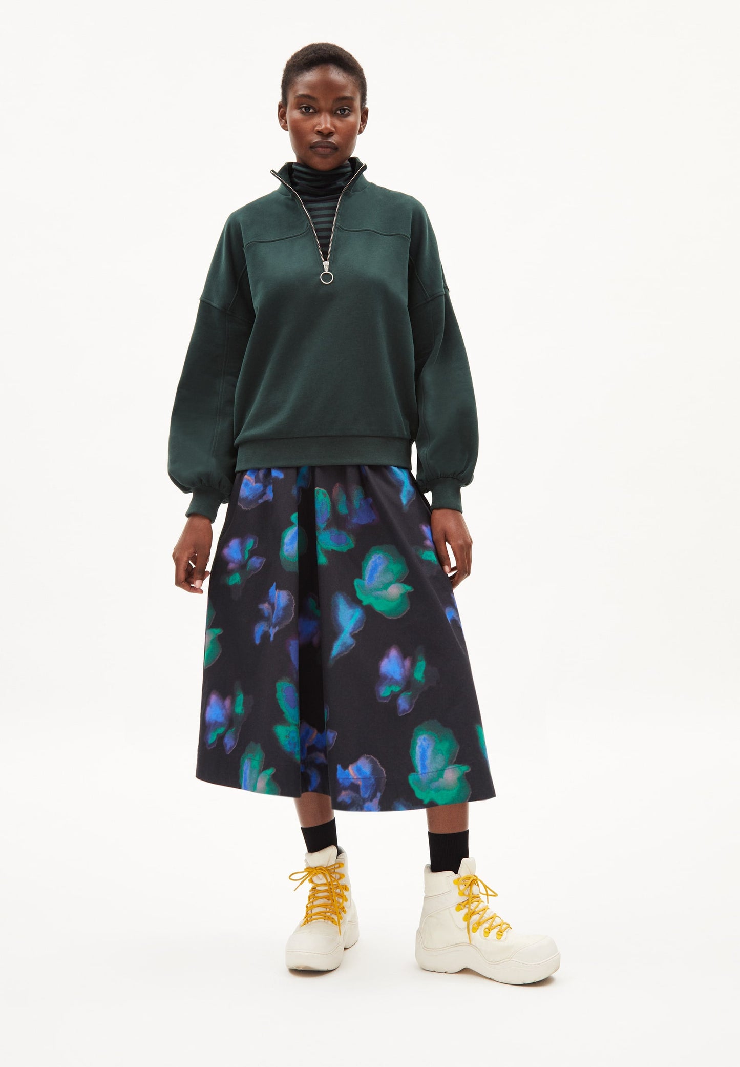 Sweat col zippé vert foncé en coton bio - eminaa dark scarab